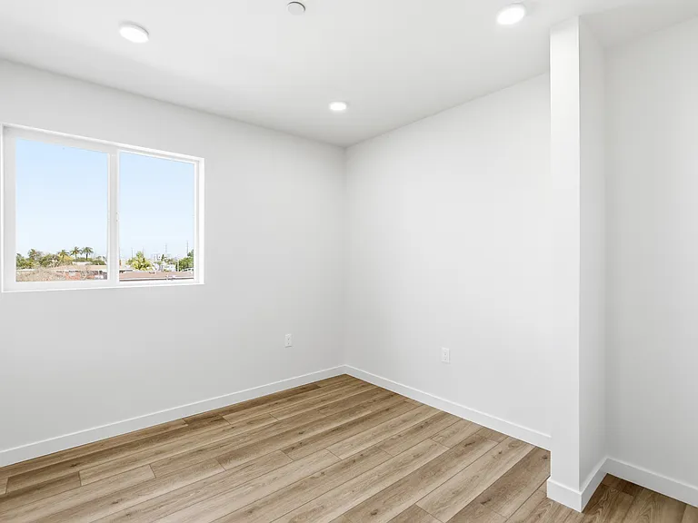 7655 1/2 S San Pedro St #102 — Photo 11