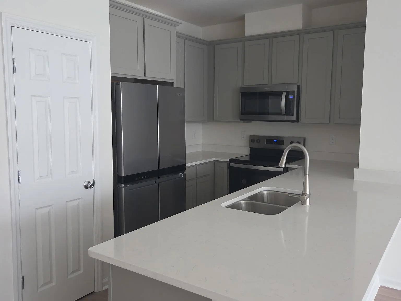 3 bed, 1354 sqft, $1,900 — Photo 2