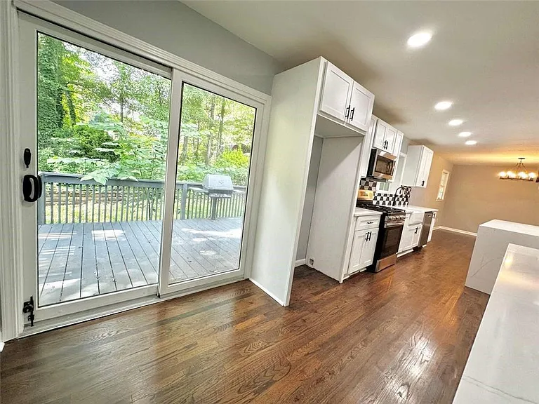 210 Suburban Dr NE — Photo 14