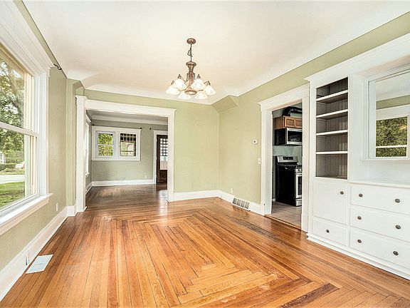 3rd image of 5788 Comstock Ave