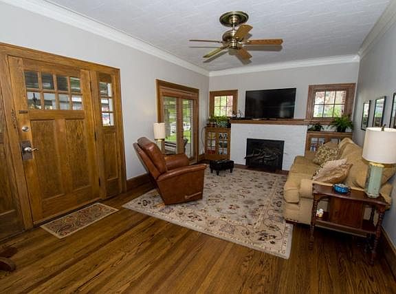 2nd image of 914 Washington Ave