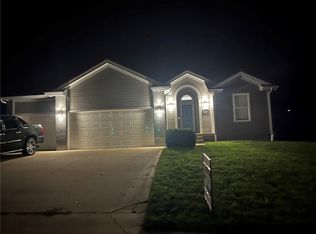 1212 SE Highview Dr, Blue Springs, MO 64014