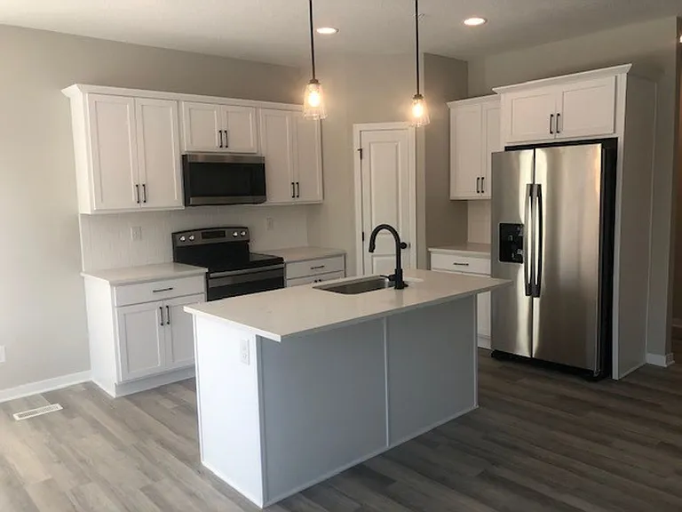311 SW Brookside Dr — Photo 3