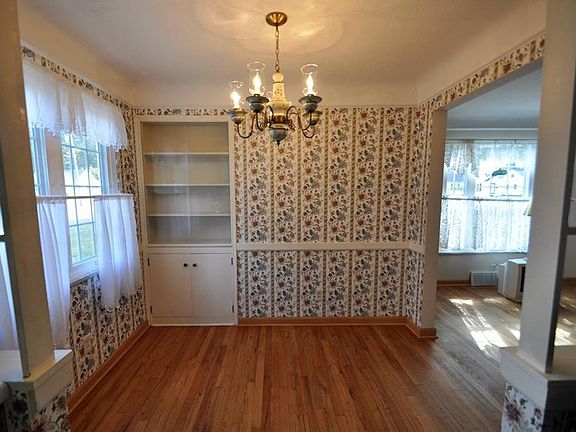 3rd image of 24204 Hedgewood Ave