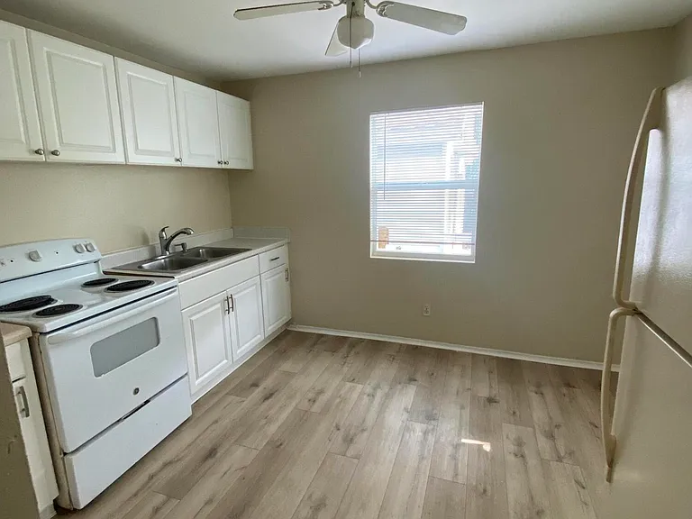 115 NE 2nd St #2 — Photo 4