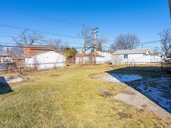 4th image of 18327 E Thirteen Mile Rd