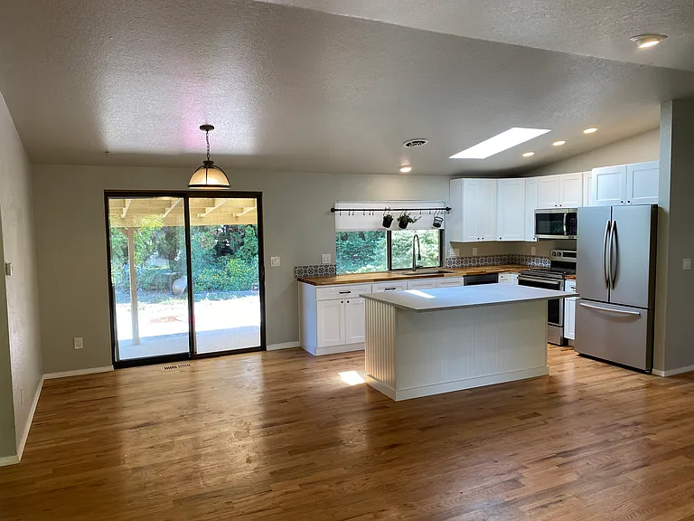 1617 Valley West Ave — Photo 3