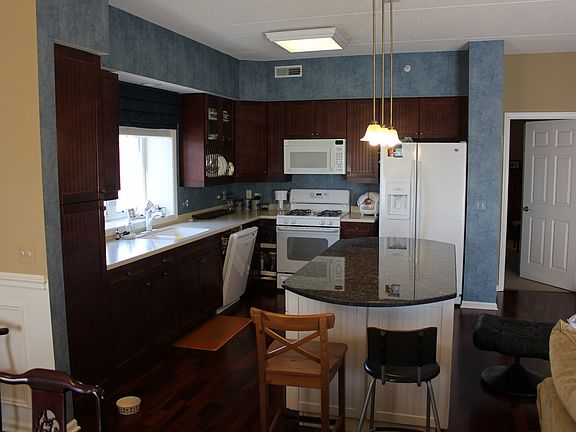 Kitchen w/ Large Center Island