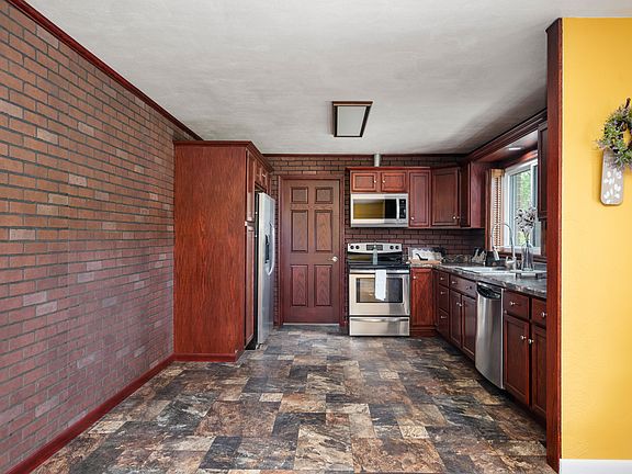 3rd image of 2826 Malus Blvd