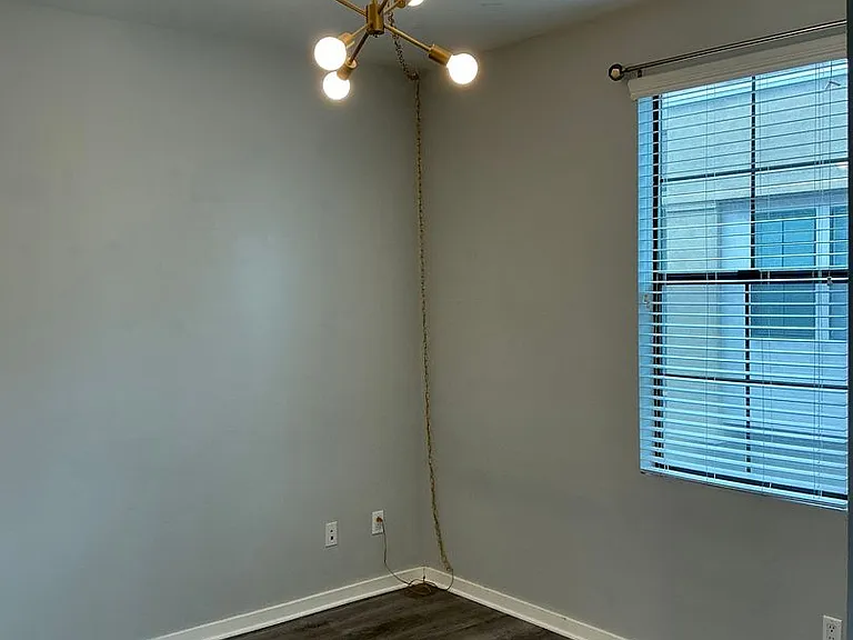537 W Maple Ave — Photo 15