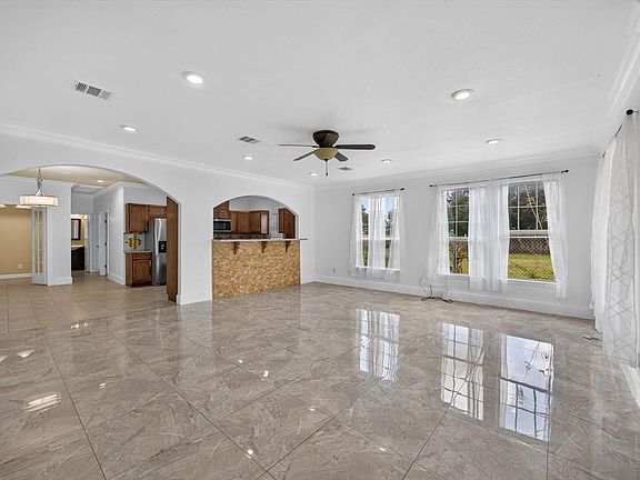 4th image of 22214 Foxbend Dr