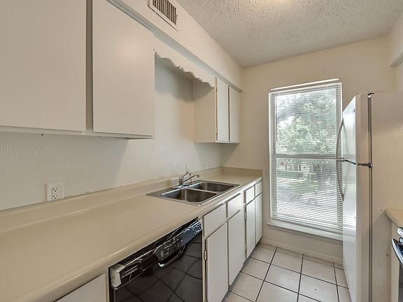 3rd image of 3824 Cibolo Dr #202B