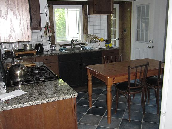 4th image of 141 Nelson Ave
