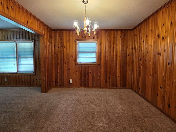 3rd image of 103 SE Rosewood Dr