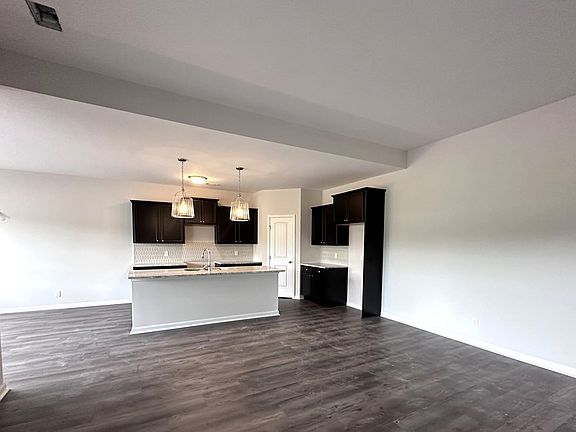 4th image of 121 Tranquil Ln