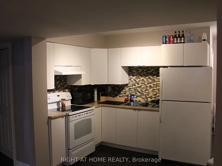64 Daphne Cres #2 — Photo 2