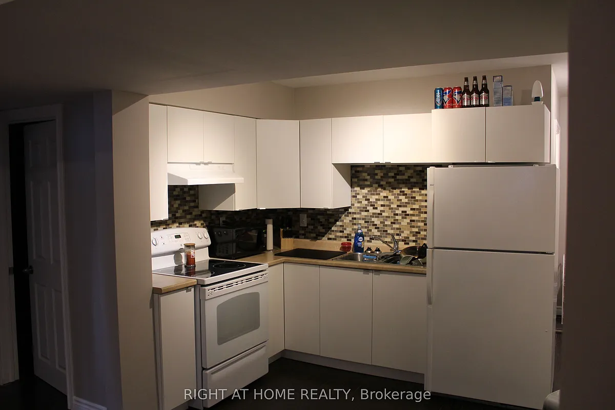 Building Photo - 64 Daphne Cres #2