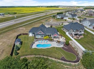 2913 Crescent Dr, Minot, ND 58703