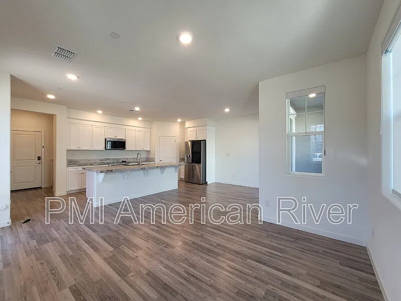 3 bed, 2.5 bath, 1740 sqft, $3,200 — Photo 2