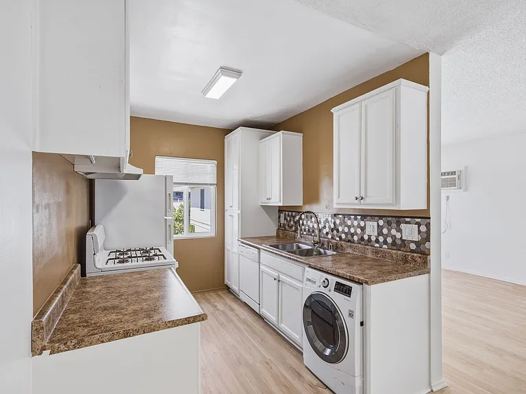 Lillian Way Apartments — Photo 5