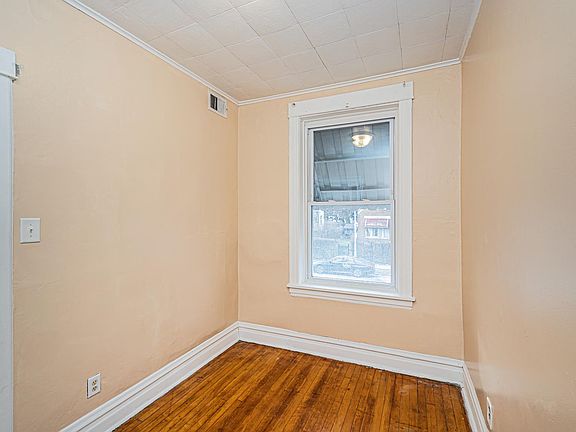 4th image of 1521 N Avers Ave