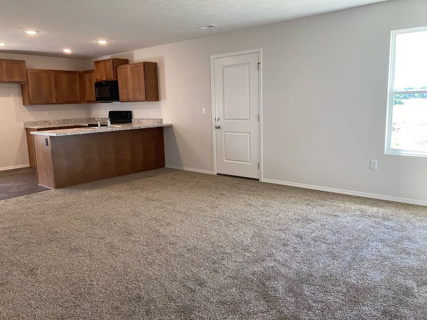 Brand New Aurora 3 Bedroom Rental — Photo 1