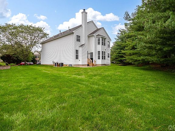 4th image of 49 Dogwood Dr