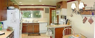 Bright kitchen w/ eating nook