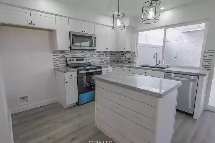 3 bed, 1406 sqft, $3,500 — Photo 2