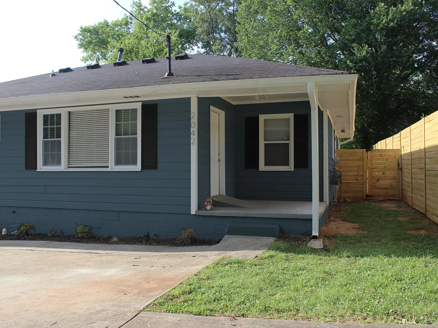 2042 Oakview Road SE — Photo 2