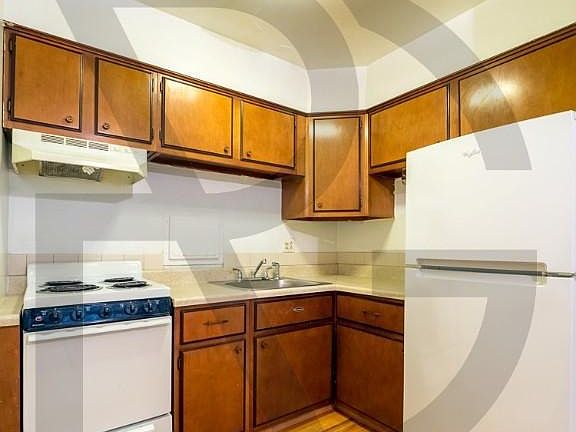 3rd image of 1446 N Dearborn St #1446A1