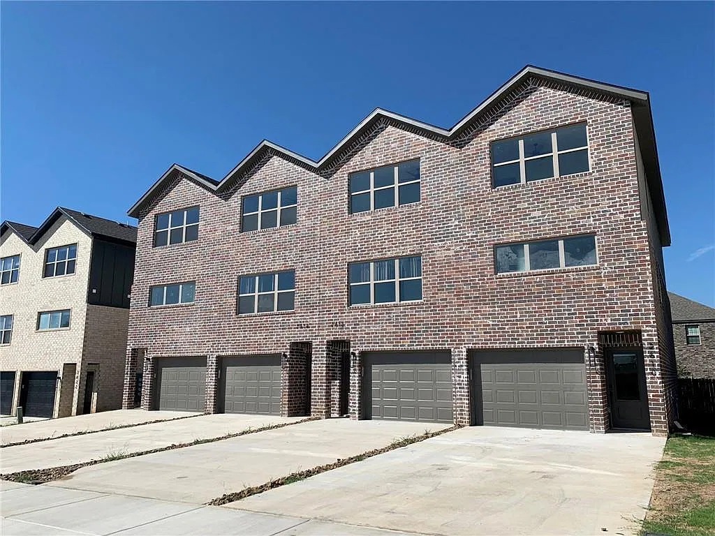 3 bed, 2.5 bath, 1900 sqft, $1,895 — Photo 2