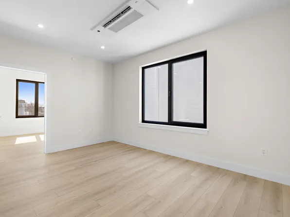 4525 Bergenwood Avenue image 27 of 74