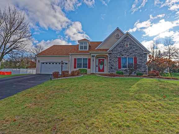 2nd image of 19 Dutch Meadows Dr