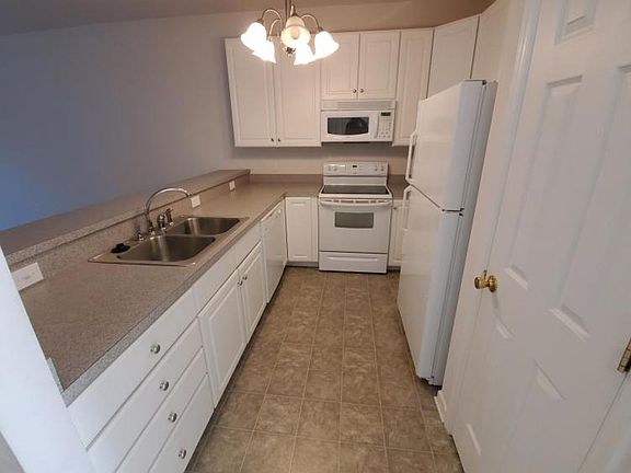 3rd image of 31 Crocetti Ln