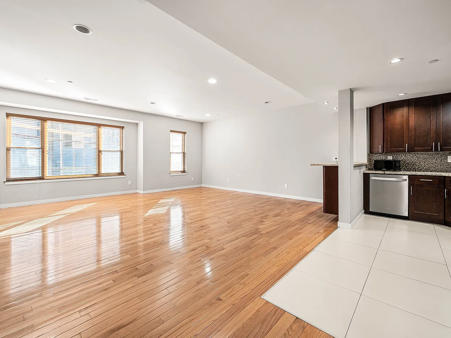 3 bed, 2330 sqft, $2,995 — Photo 4