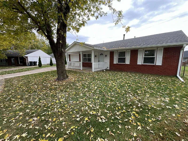 3 bed, 1.0 bath, 925 sqft, $1,300 — Photo 2