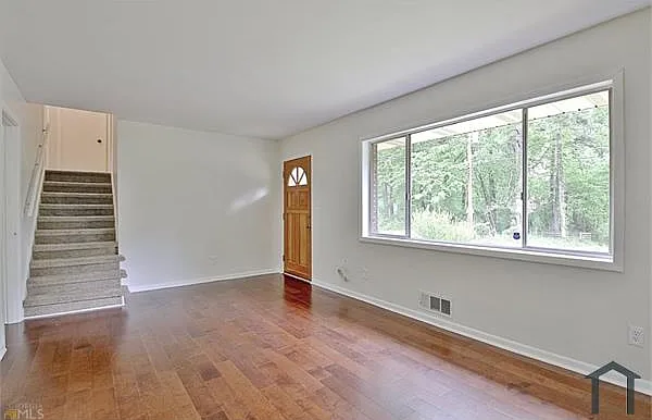 745 Anderson Dr — Photo 2