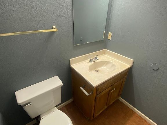 3rd image of 107 SW Oxford Pl #10511642