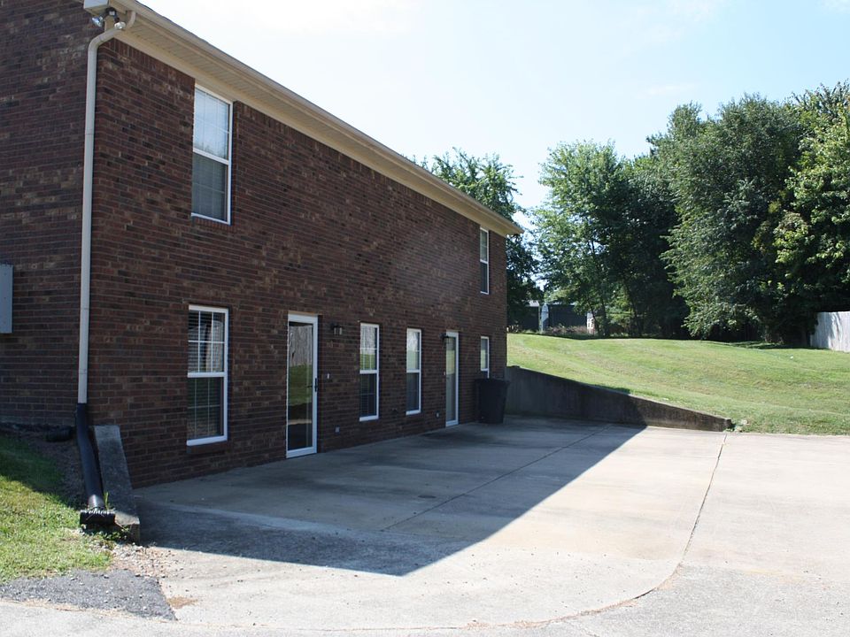Drive up to door/greenspace