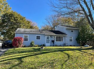 18 Peter Cooper Dr, Poughkeepsie, NY 12601