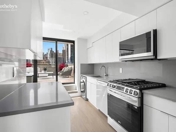 224 East 52nd Street image 7 of 23