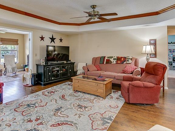5th image of 1833 Alder Dr W