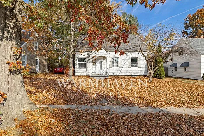 3 bed, 1.0 bath, 1093 sqft, $1,745 — Photo 2
