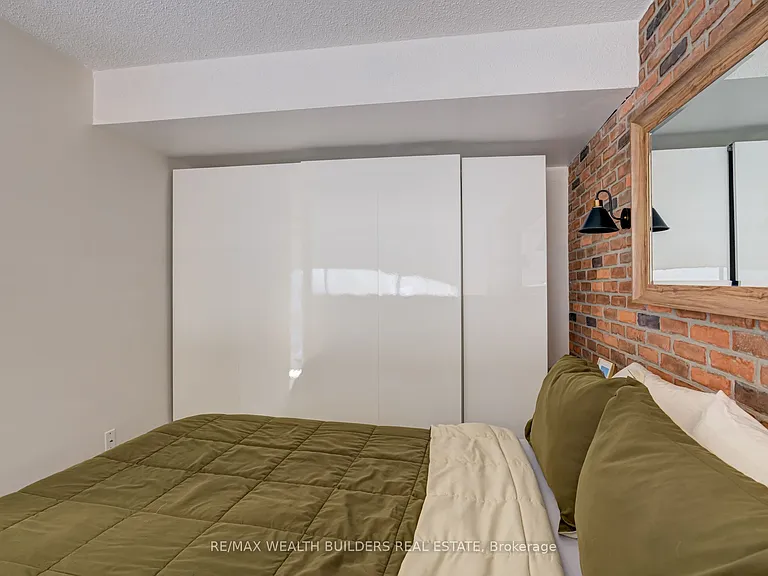 393 King St E #403 — Photo 13
