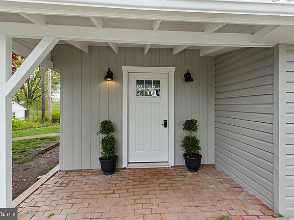 3rd image of 4 Shady Cabin Cir