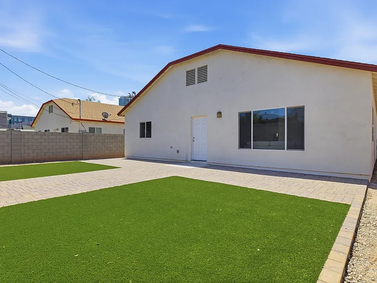 516 W Brown St — Photo 33