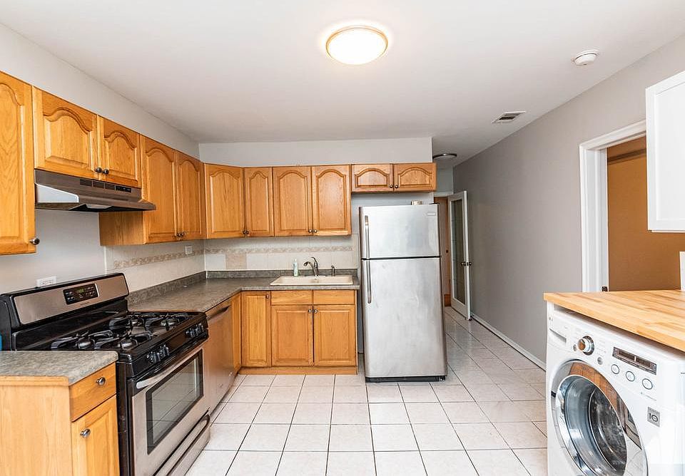 1st image of 2917 N Wisner Ave #1