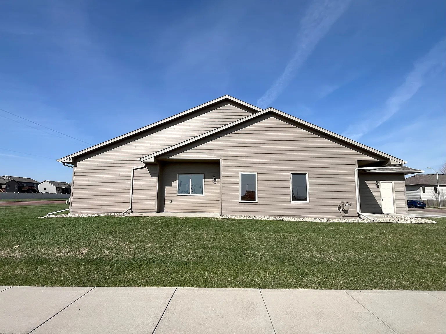 3 bed, 1366 sqft, $1,900 — Photo 2