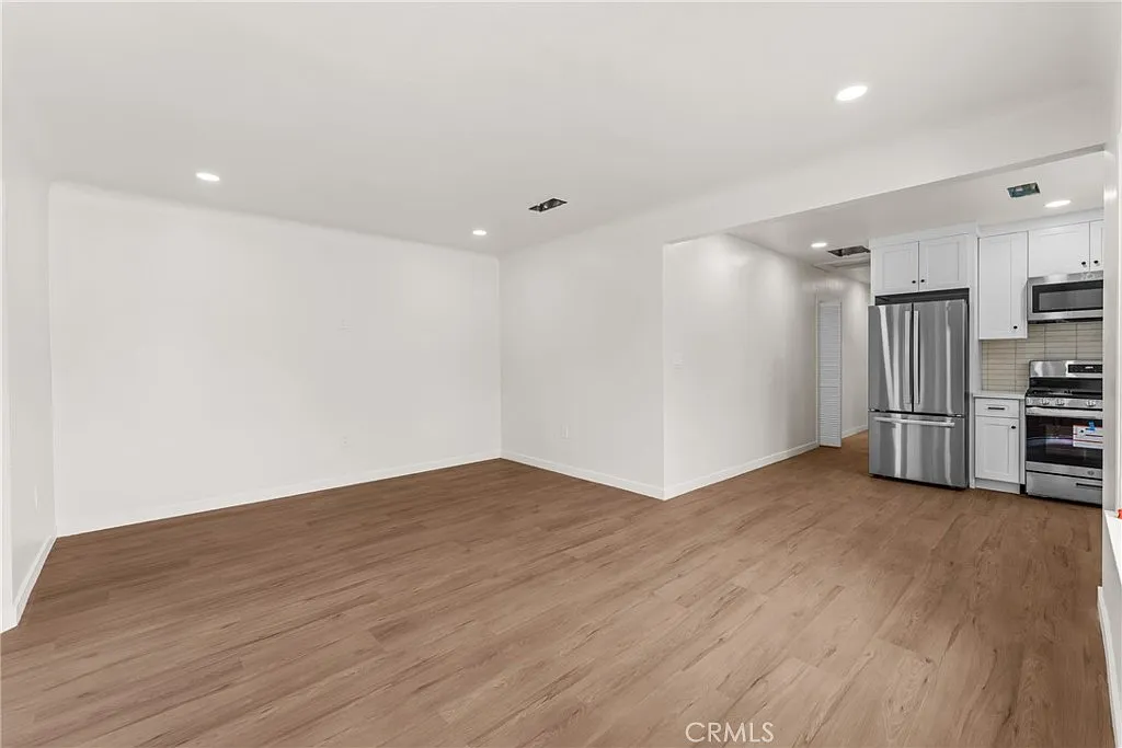 2 bed, 820 sqft, $3,100 — Photo 3